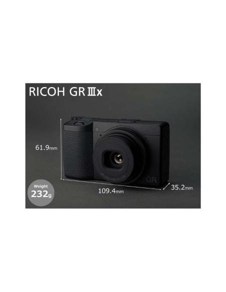 Cámara compacta Pentax Ricoh GR IIIx, sensor de 24MP, perfecta para fotografía en movimiento.
